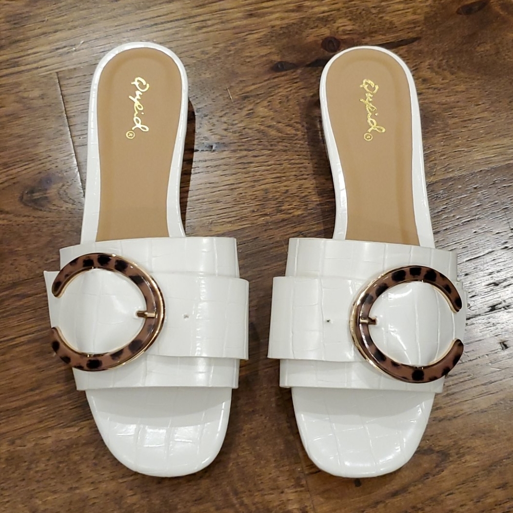 Womens Qupid white buckle slides size 7